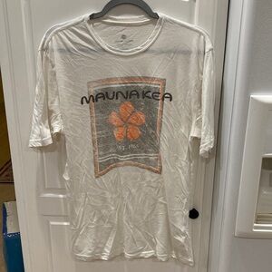 Men’s level wear Maunakea size medium cream and orange